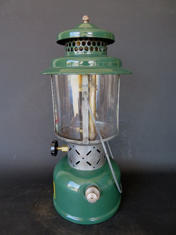 コールマン ビンテージ 220C 1945年5月製造 ツーマントルランタン Coleman 1946年8月製造 ダブルマントル ランタン アルファベットが変わると何が コールマンのヴィンテージランタン220! COLEMAN ツーマントル 1972年4月製造 220F後期 YouTube