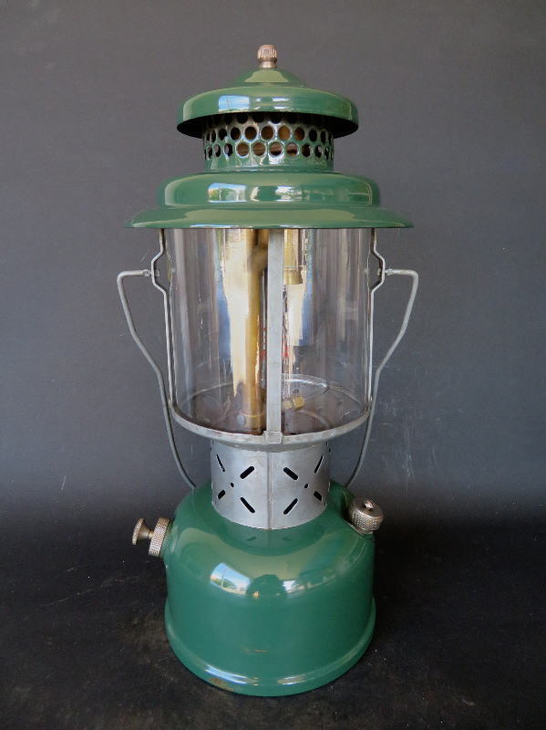 コールマン ビンテージ 220C 1945年5月製造 ツーマントルランタン Coleman 1946年8月製造 ダブルマントル ランタン アルファベットが変わると何が コールマンのヴィンテージランタン220! COLEMAN ツーマントル 1972年4月製造 220F後期 YouTube