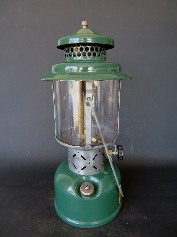 コールマン ビンテージ 220C 1945年5月製造 ツーマントルランタン Coleman 1946年8月製造 ダブルマントル ランタン アルファベットが変わると何が コールマンのヴィンテージランタン220! COLEMAN ツーマントル 1972年4月製造 220F後期 YouTube