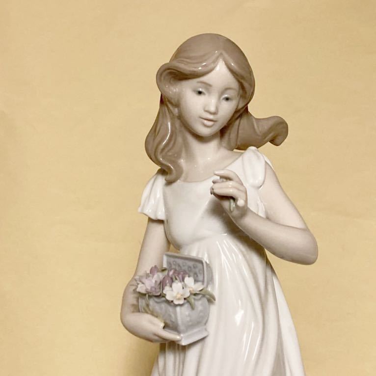 ★LLADRO　リヤドロ　花籠を持つ乙女　美品 リヤドロ LLADRO 女の子の人形 花籠を持ってます 吉CP530 LLADRO