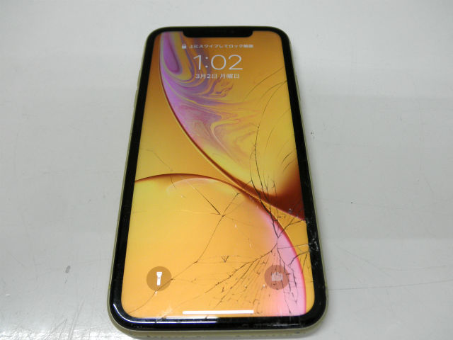 iPhone アイフォン 裏背面が割れて中が見えているiPhoneXの背面ガラス