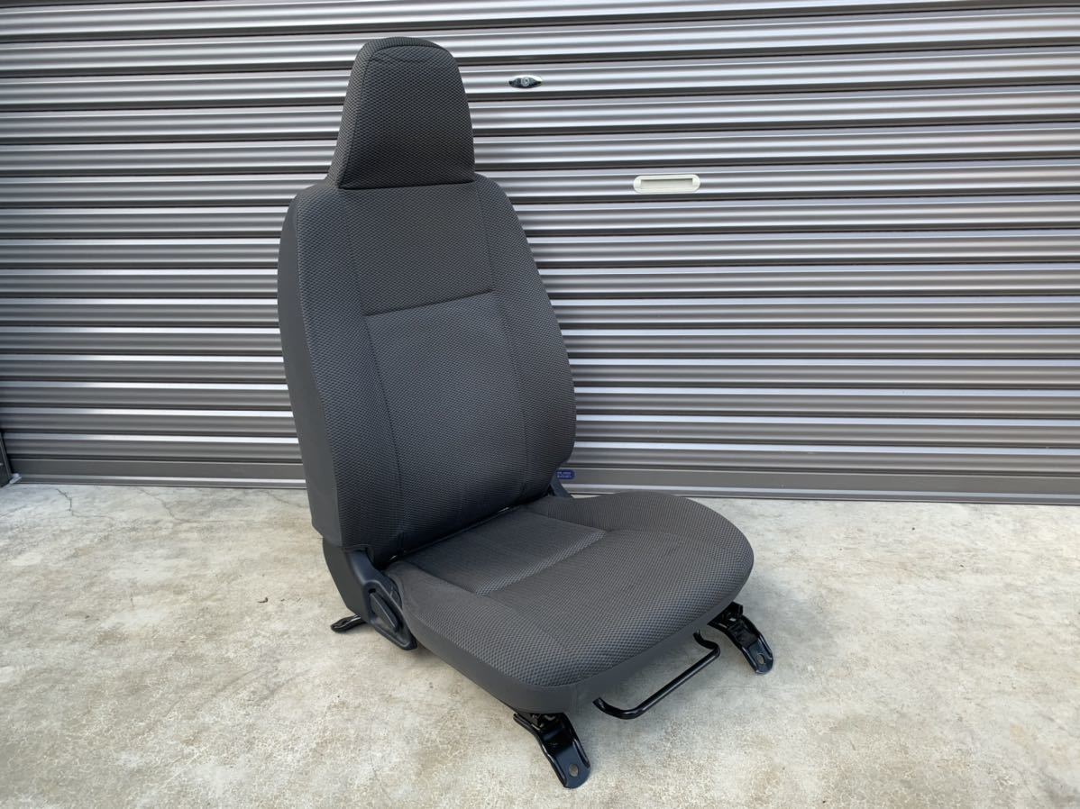 トヨタ 200系ハイエース 純正 シート 運転席側 中古 3型 DX