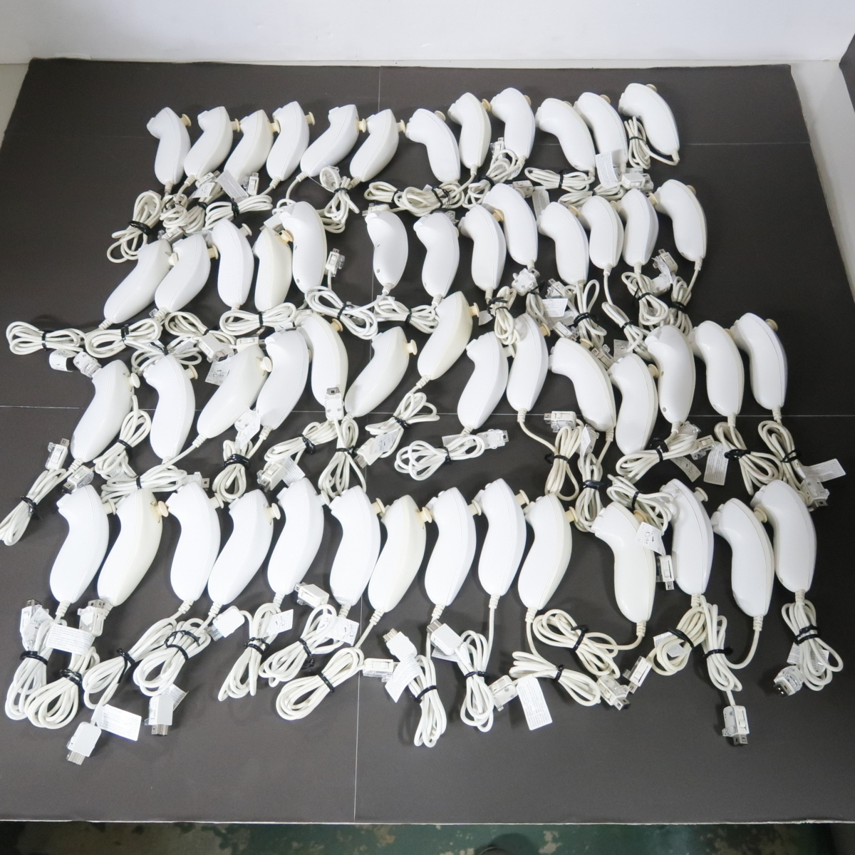 【人気，限定SALE】 任天堂 Wii ヌンチャク 白 53個 動作未確認 ジャンク E80033(アクセサリ、周辺機器)｜売買されたオークション情報、yahooの商品情報をアーカイブ公開 - オークファン アクセサリ、周辺機器