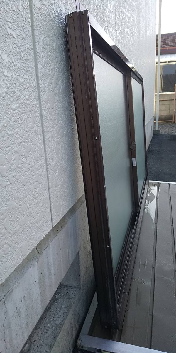 中古YKKアルミサッシ枠付き引き違い窓/網戸付き/縦940横1745㎜/ブラウン