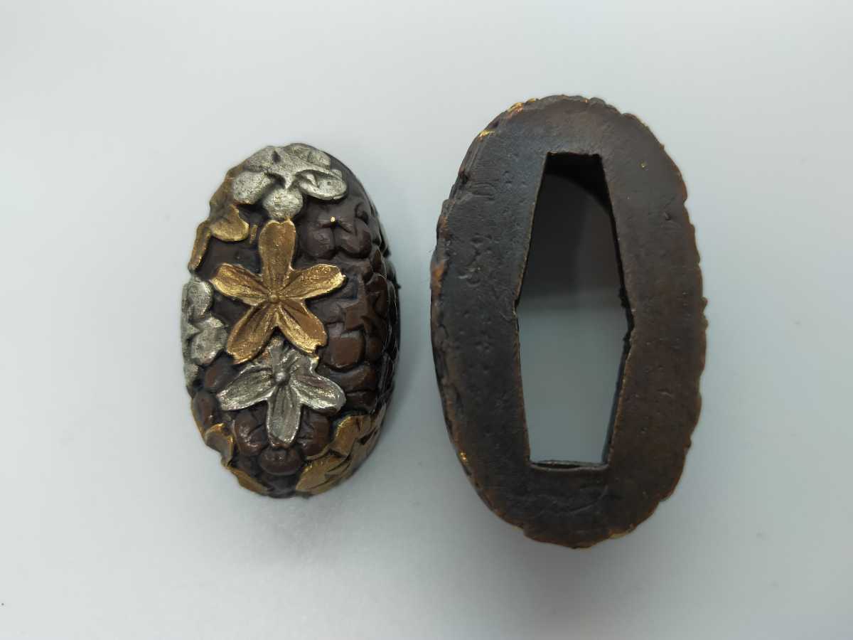 Q縁頭　　花図　銅地　絵金銀　日本刀装具 日本刀装具 銅地 縁頭 牡丹と蝶の図 縁頭（現代物金具）の商品一覧｜刀部 日本刀の縁頭｜赤銅七々子地網千鳥図｜日本刀専門店・東京十拳