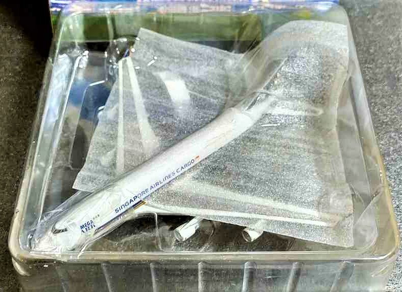 [ Dragon Wings ]　1:400　Premiere Collection B747-412F Singapore Airlines Cargo (SQ)　　(#55226) _5