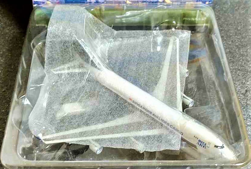 [ Dragon Wings ]　1:400　Premiere Collection B747-412F Singapore Airlines Cargo (SQ)　　(#55226) _8