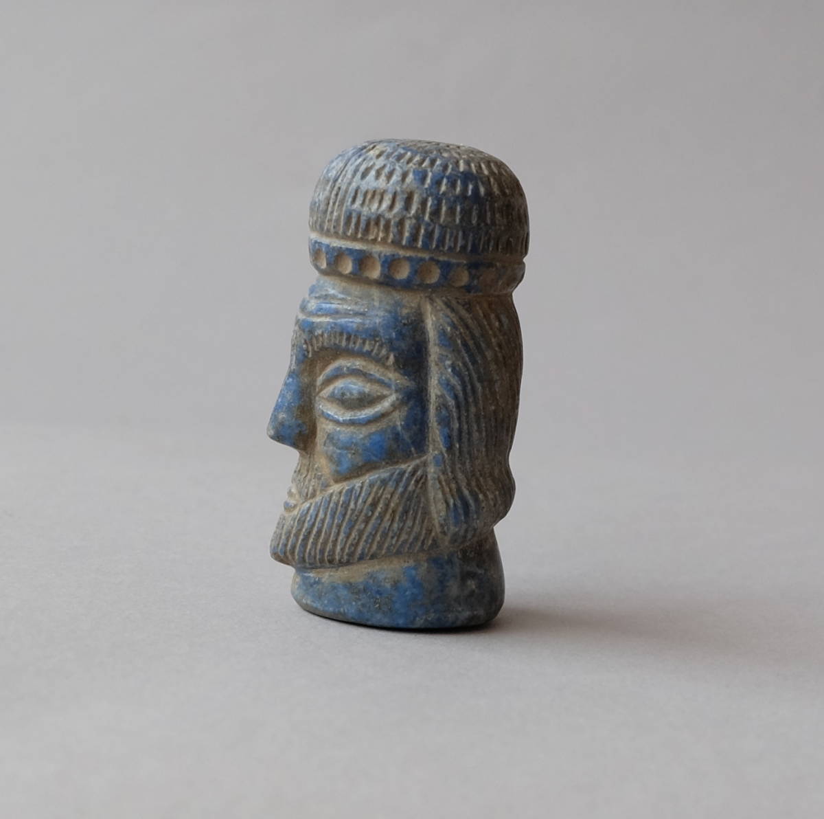 ササン朝ペルシャ:男の頭部の石像:ラピスラズリー製 大阪歴史博物館：特別展：ペルシャ文明展－煌めく7000年の至宝－ 本物保証 古代 印章 サーサーン朝の王たち 手彫り幸運を呼ぶ石・ラピスラズリ親子ゾウ｜マライカ公式通販
