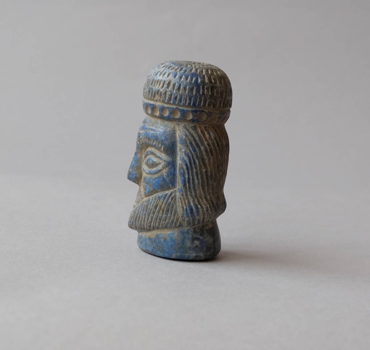 ササン朝ペルシャ:男の頭部の石像:ラピスラズリー製 大阪歴史博物館：特別展：ペルシャ文明展－煌めく7000年の至宝－ 本物保証 古代 印章 サーサーン朝の王たち 手彫り幸運を呼ぶ石・ラピスラズリ親子ゾウ｜マライカ公式通販