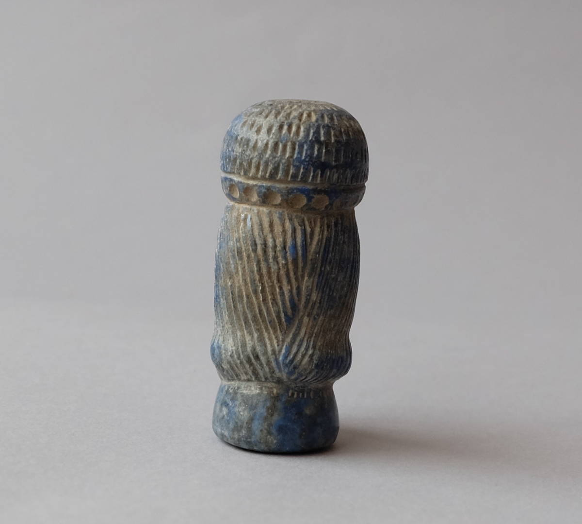ササン朝ペルシャ:男の頭部の石像:ラピスラズリー製 大阪歴史博物館：特別展：ペルシャ文明展－煌めく7000年の至宝－ 本物保証 古代 印章 サーサーン朝の王たち 手彫り幸運を呼ぶ石・ラピスラズリ親子ゾウ｜マライカ公式通販