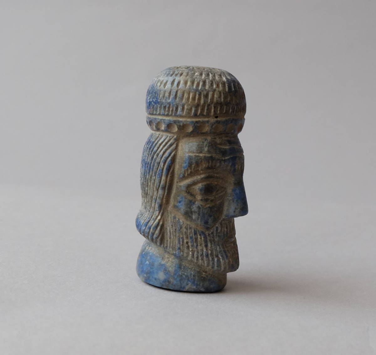 ササン朝ペルシャ:男の頭部の石像:ラピスラズリー製 大阪歴史博物館：特別展：ペルシャ文明展－煌めく7000年の至宝－ 本物保証 古代 印章 サーサーン朝の王たち 手彫り幸運を呼ぶ石・ラピスラズリ親子ゾウ｜マライカ公式通販