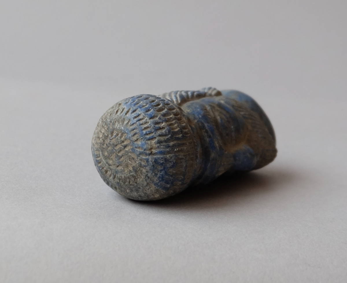 ササン朝ペルシャ:男の頭部の石像:ラピスラズリー製 大阪歴史博物館：特別展：ペルシャ文明展－煌めく7000年の至宝－ 本物保証 古代 印章 サーサーン朝の王たち 手彫り幸運を呼ぶ石・ラピスラズリ親子ゾウ｜マライカ公式通販