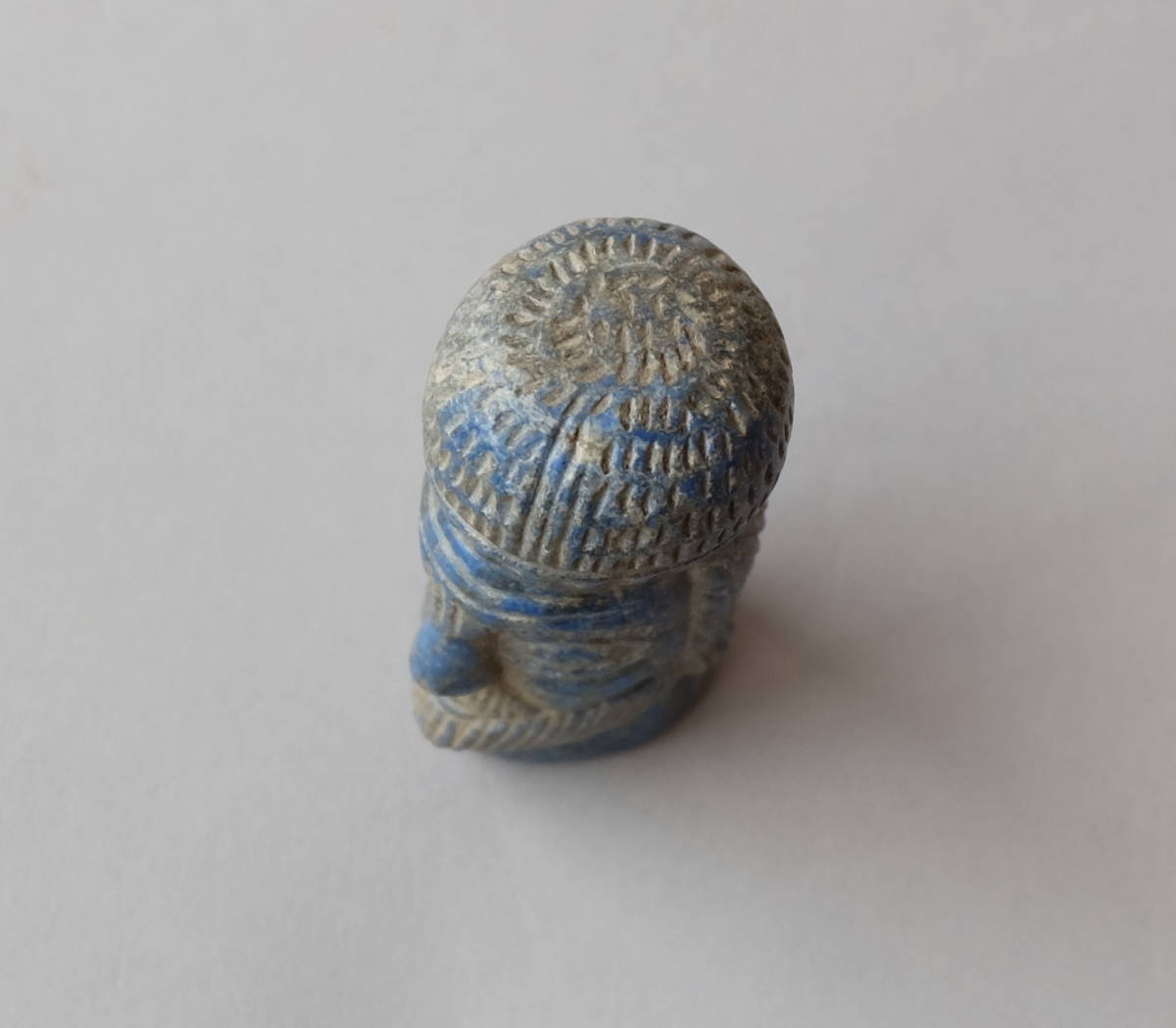 ササン朝ペルシャ:男の頭部の石像:ラピスラズリー製 大阪歴史博物館：特別展：ペルシャ文明展－煌めく7000年の至宝－ 本物保証 古代 印章 サーサーン朝の王たち 手彫り幸運を呼ぶ石・ラピスラズリ親子ゾウ｜マライカ公式通販