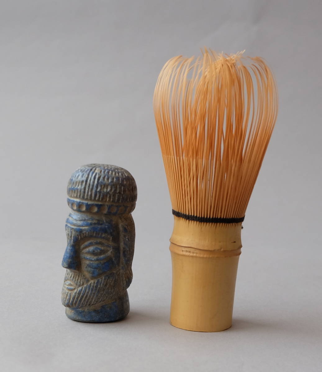 ササン朝ペルシャ:男の頭部の石像:ラピスラズリー製 大阪歴史博物館：特別展：ペルシャ文明展－煌めく7000年の至宝－ 本物保証 古代 印章 サーサーン朝の王たち 手彫り幸運を呼ぶ石・ラピスラズリ親子ゾウ｜マライカ公式通販