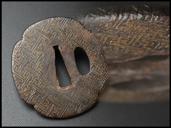 CR993 時代物 刀装具 鉄地 真鍮象嵌 紗綾文様図 木瓜形鍔 縦6.6cm 重