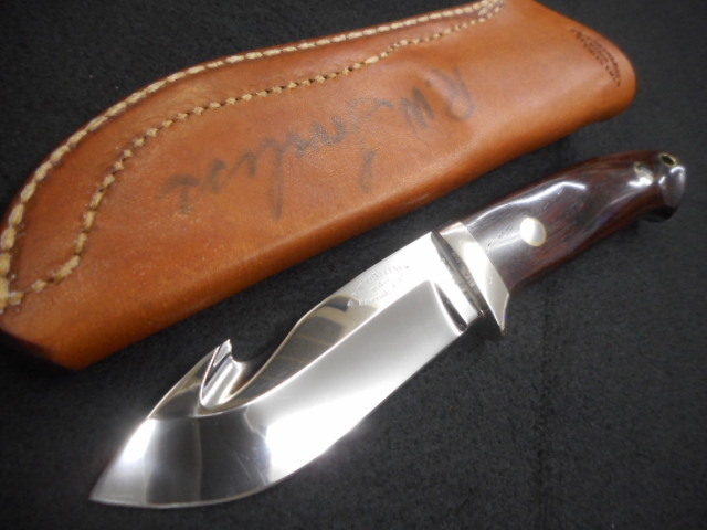 ナイフ　ラブレス　LOVELESS R.W.Loveless 　RIVER SIDE. CALIF ガットフック　 リバーサイドフットボールマーク　ミラーでシースにサイン