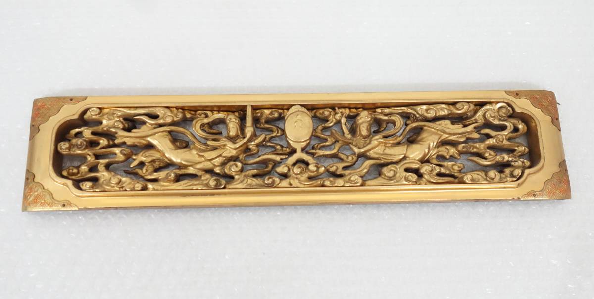 時代物　伝統工芸　仏教美術　＊木製彫刻　装飾　仏壇　仏具 ＊木製飾　金彩　金枠　金具打 ＊天女　雲　刳貫　彫刻＊仏教建築　工芸美術 仏壇 伝統工芸 仏教美術 彫刻 京仏具（きょうぶつぐ）の特徴 4尺3方開き、伝統的工芸品のお仏壇。蒔絵や彫刻をご希望に合わせて製造