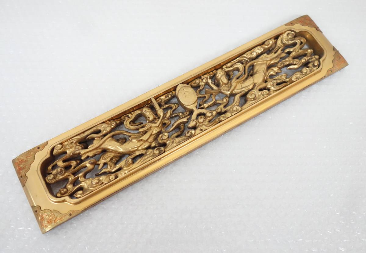 時代物　伝統工芸　仏教美術　＊木製彫刻　装飾　仏壇　仏具 ＊木製飾　金彩　金枠　金具打 ＊天女　雲　刳貫　彫刻＊仏教建築　工芸美術 仏壇 伝統工芸 仏教美術 彫刻 京仏具（きょうぶつぐ）の特徴 4尺3方開き、伝統的工芸品のお仏壇。蒔絵や彫刻をご希望に合わせて製造