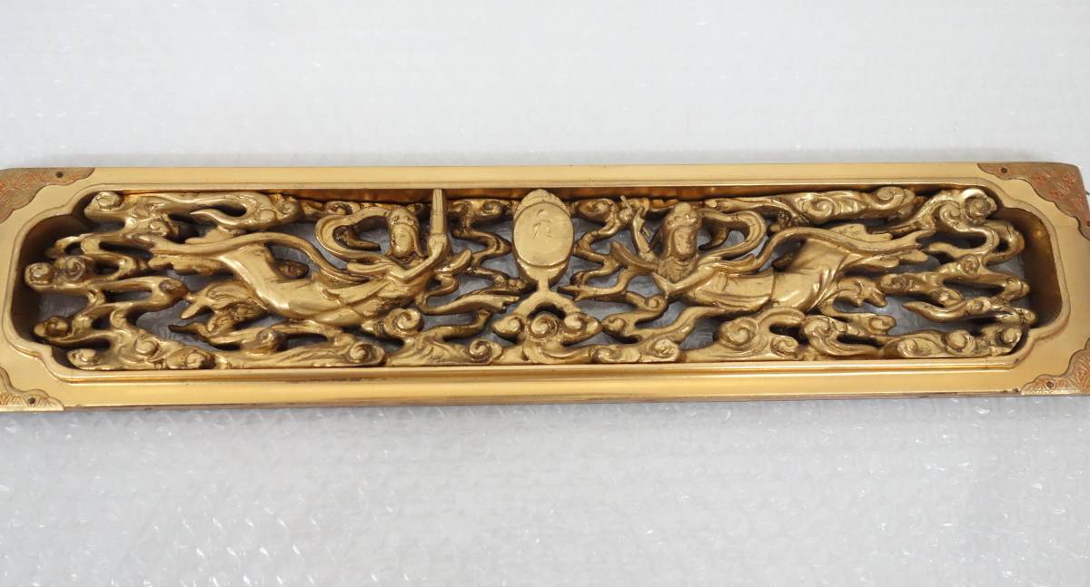 時代物　伝統工芸　仏教美術　＊木製彫刻　装飾　仏壇　仏具 ＊木製飾　金彩　金枠　金具打 ＊天女　雲　刳貫　彫刻＊仏教建築　工芸美術 仏壇 伝統工芸 仏教美術 彫刻 京仏具（きょうぶつぐ）の特徴 4尺3方開き、伝統的工芸品のお仏壇。蒔絵や彫刻をご希望に合わせて製造
