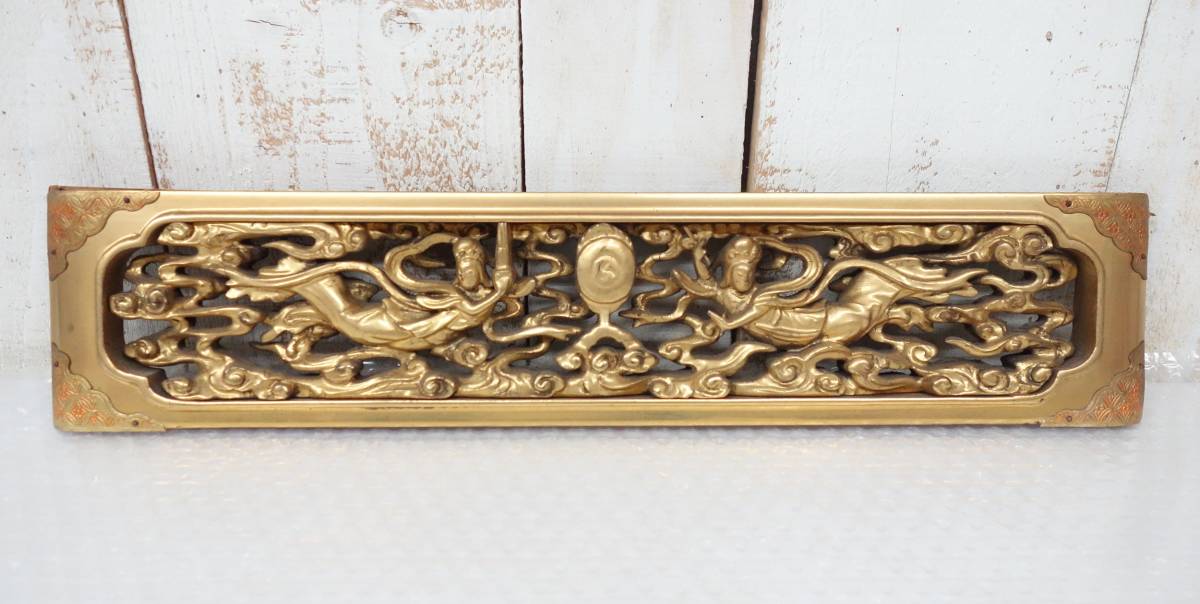 時代物　伝統工芸　仏教美術　＊木製彫刻　装飾　仏壇　仏具 ＊木製飾　金彩　金枠　金具打 ＊天女　雲　刳貫　彫刻＊仏教建築　工芸美術 仏壇 伝統工芸 仏教美術 彫刻 京仏具（きょうぶつぐ）の特徴 4尺3方開き、伝統的工芸品のお仏壇。蒔絵や彫刻をご希望に合わせて製造