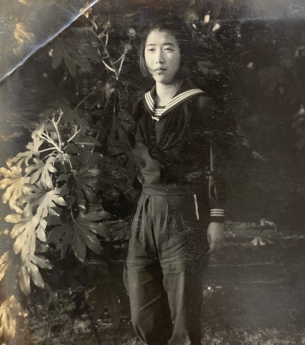 戦前 モンペ姿の女学生 古写真 1枚 / 美人 美女 セーラー服 集合 昭和 家族 歴史 資料 大日本帝国 時代考証 白黒写真 古い写真 ...