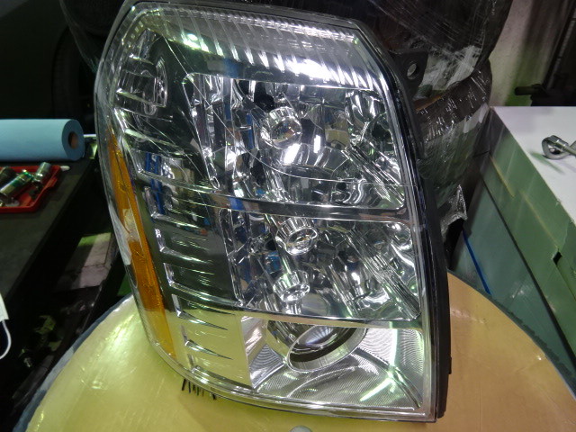2009年　ディーラー車　エスカレード　右ヘッドライト