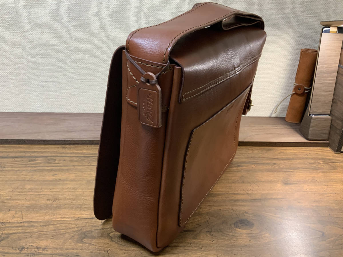 HERZ ソフトショルダーバッグ・横型(CK-94)Mサイズ・チョコ ヘルツ＿ 