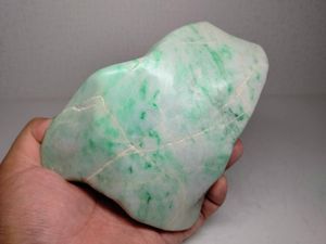 糸魚川・緑】1.1kg 翡翠 原石 ヒスイ 鉱物 鑑賞石 糸魚川 水石 自然石 