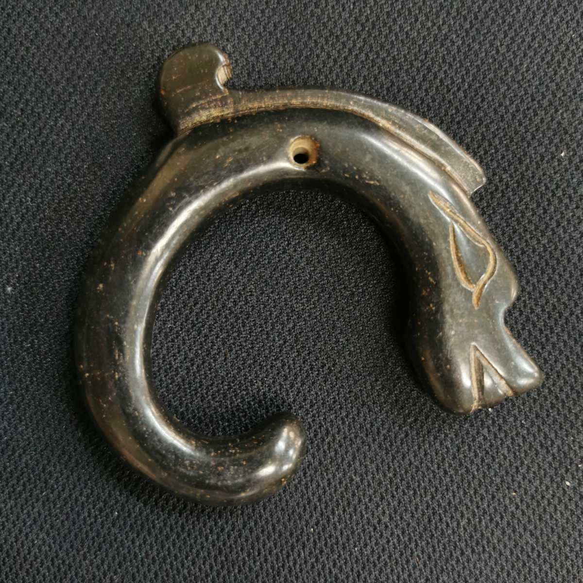 古代 和田玉(ホータン)細工彫り古代龍首帯勾 根付 緒締玉 提げ物 装飾品 置物 古代 和田玉(ホータン)細工彫り古代龍首帯勾 根付 緒締玉 提げ物 装飾