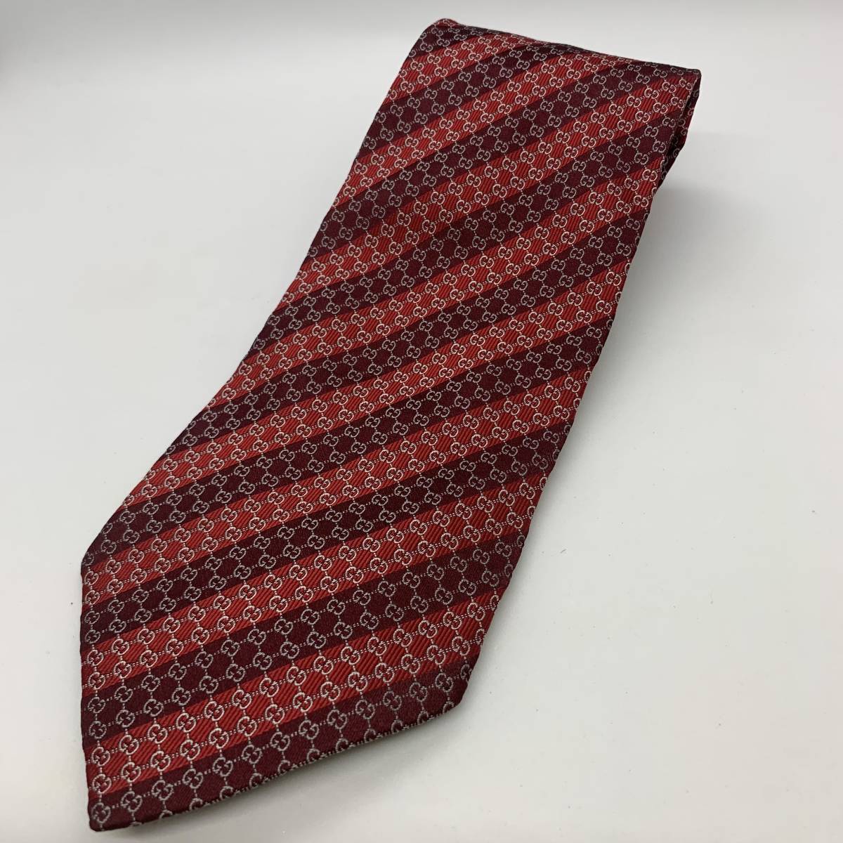 SALE，高品質 GUCCI グッチ イタリア製 高級シルク100% レッド&times;エンジ ボルドー &times;シルバーロゴ柄 ネクタイ ブランド(ネクタイ)｜売買されたオークション情報、yahooの商品情報をアーカイブ公開 - オ 服飾小物