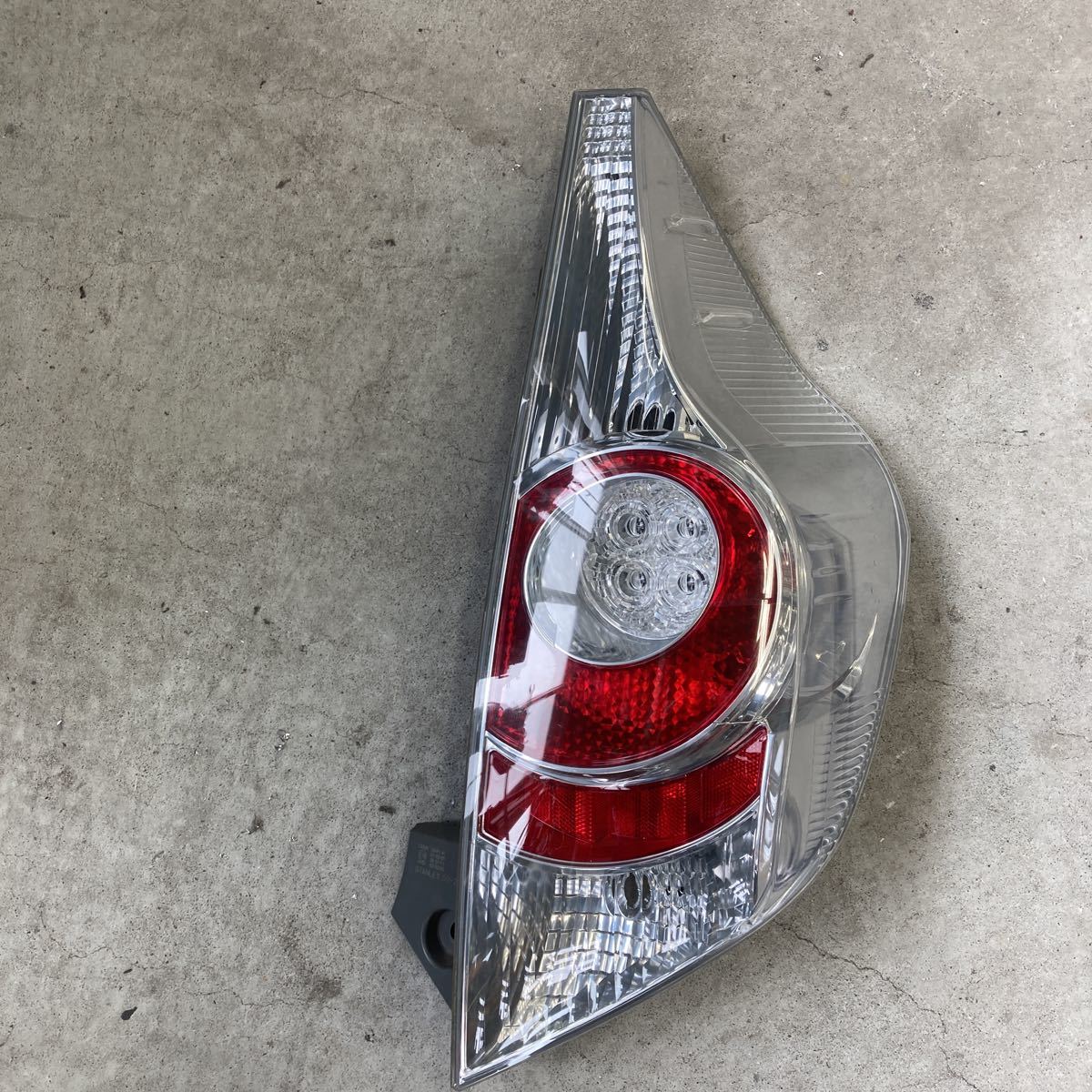 アクア NHP10 トヨタ 純正 》 《 右テールランプ オール LED アクア 