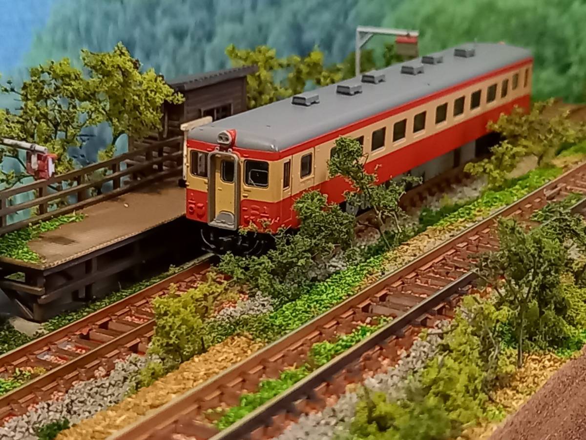 Nゲージ用情景 春爛漫桜咲く清流にかかる赤鉄橋山あい風景Nゲージ車両